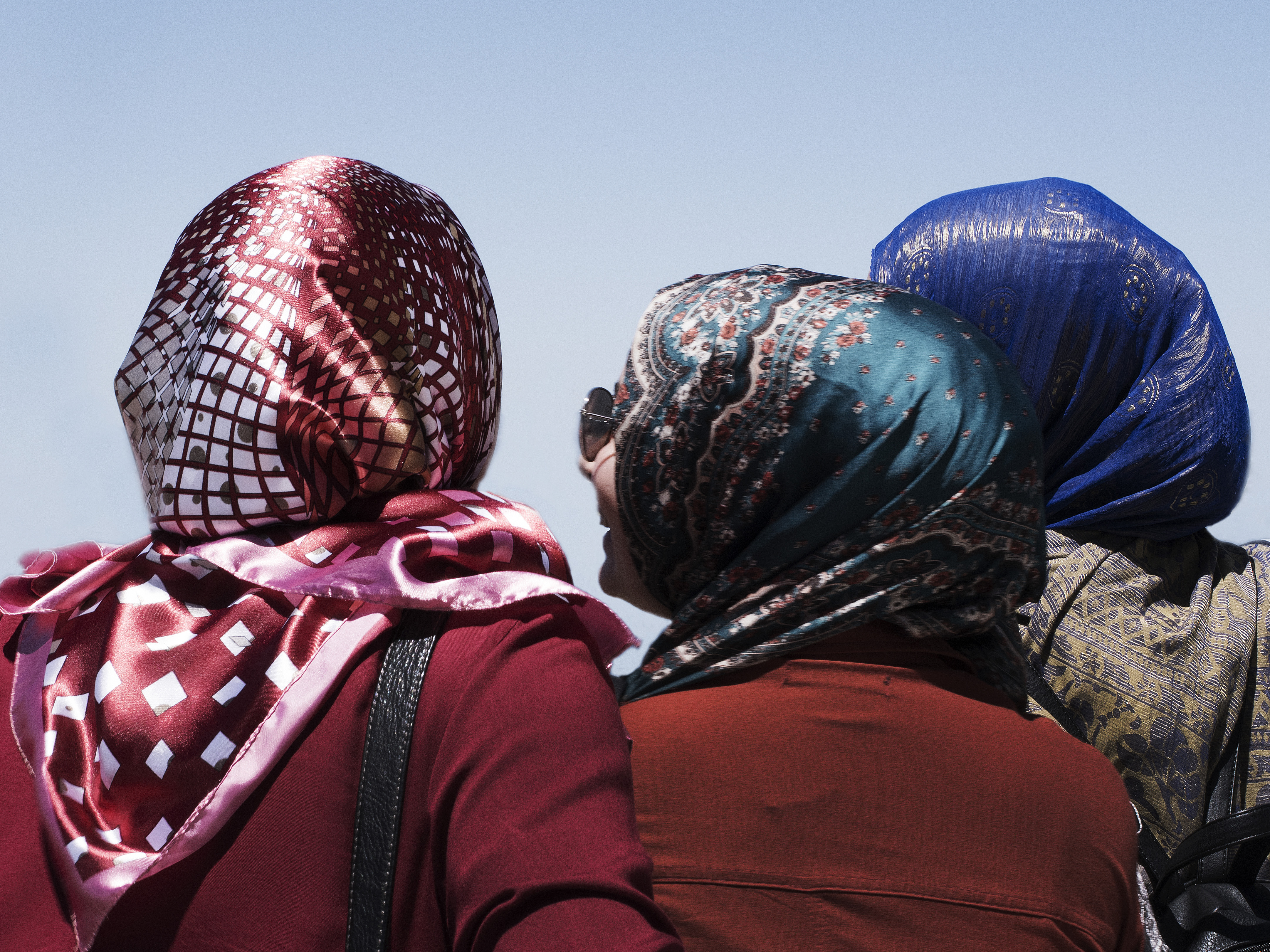 Toni Wilkinson, Women at the Lookout, 2017, archival digital print