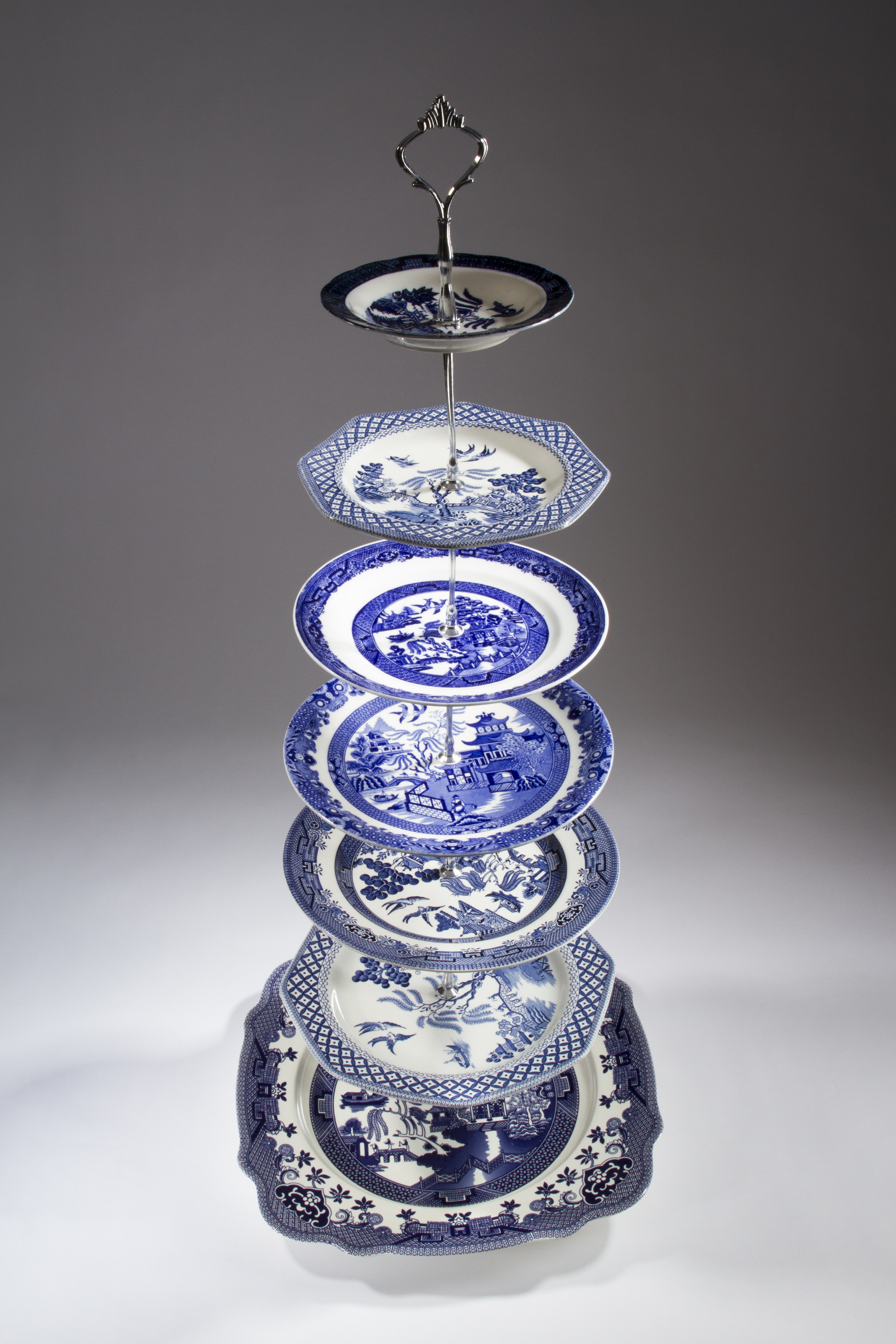 Andrew Nicholls, Pagoda, 2014, repurposed vintage Willow Pattern plates and metal components, 82 x 40 x 40cm. Photo K. Gordon, courtesy Lawrence Wilson Art Gallery