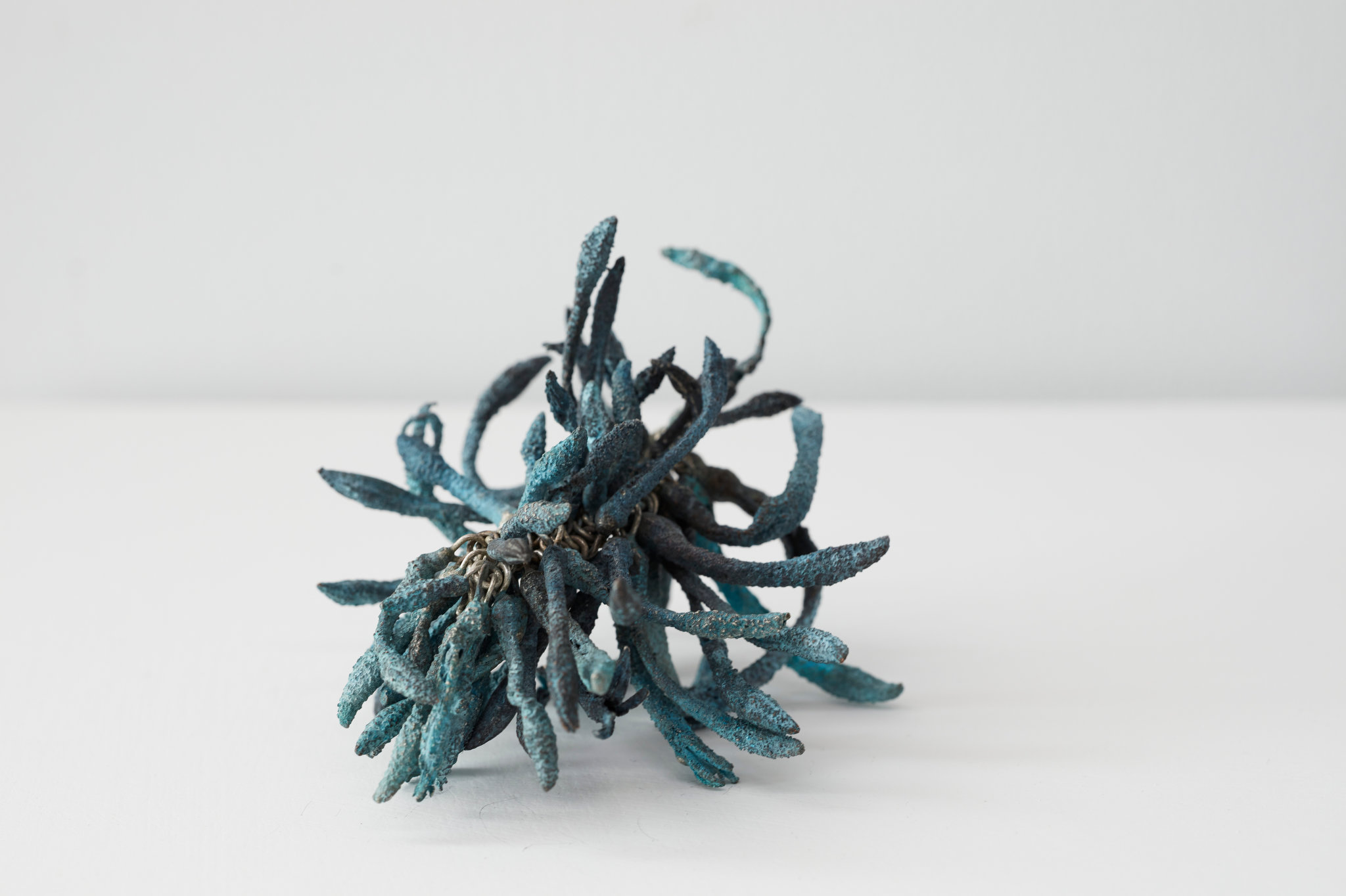 Sarah Elson, Allelopathic Chain 2 (blue kangaroo paw), 2022, recycled silver and copper, 13 x 9 x 6cm