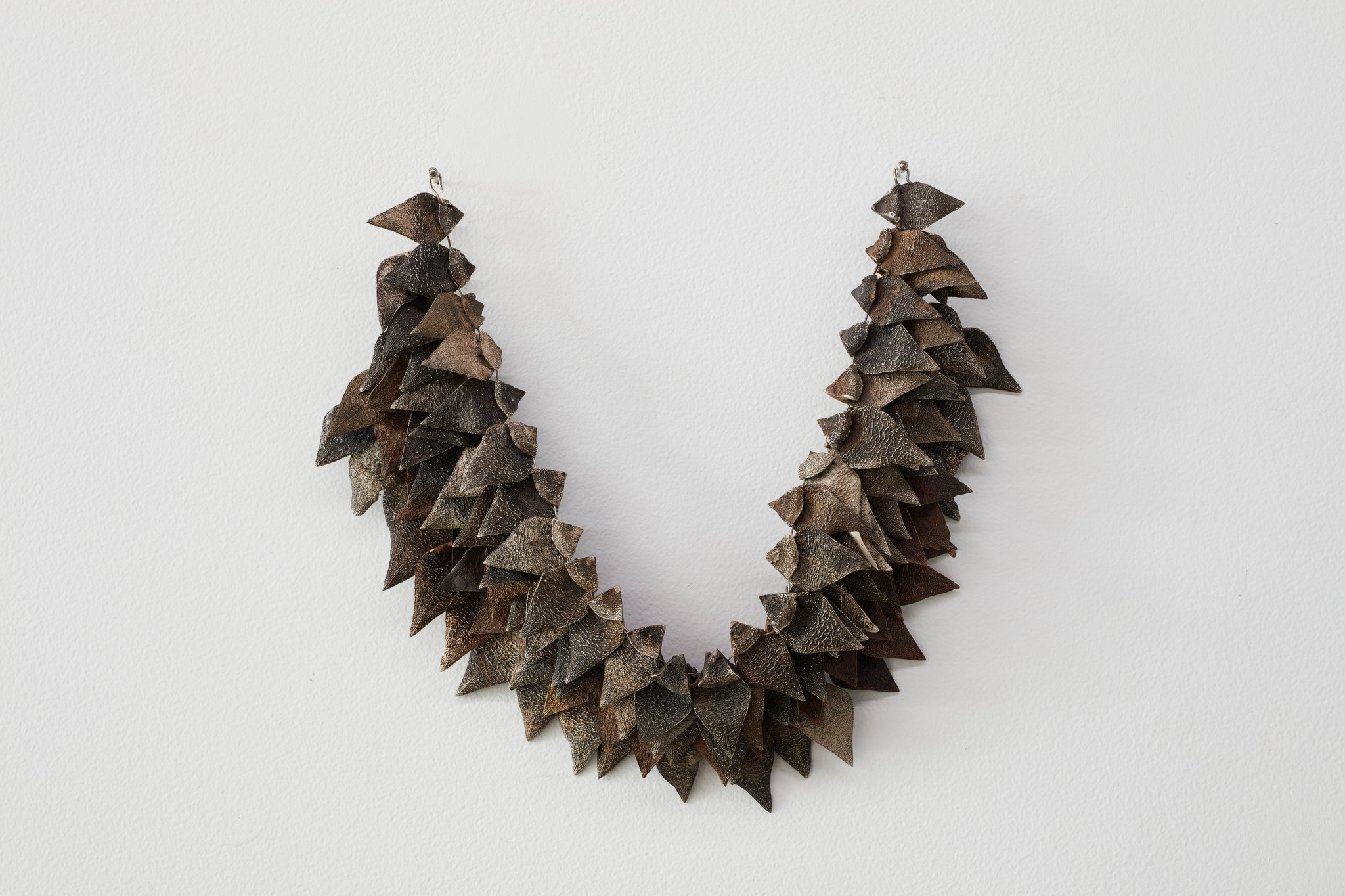 Sarah Elson, Allelopathic Chain 3 (Stapelia flower petals) (detail), 2022, recycled silver and copper, 8 x 39 x 4cm (1)
