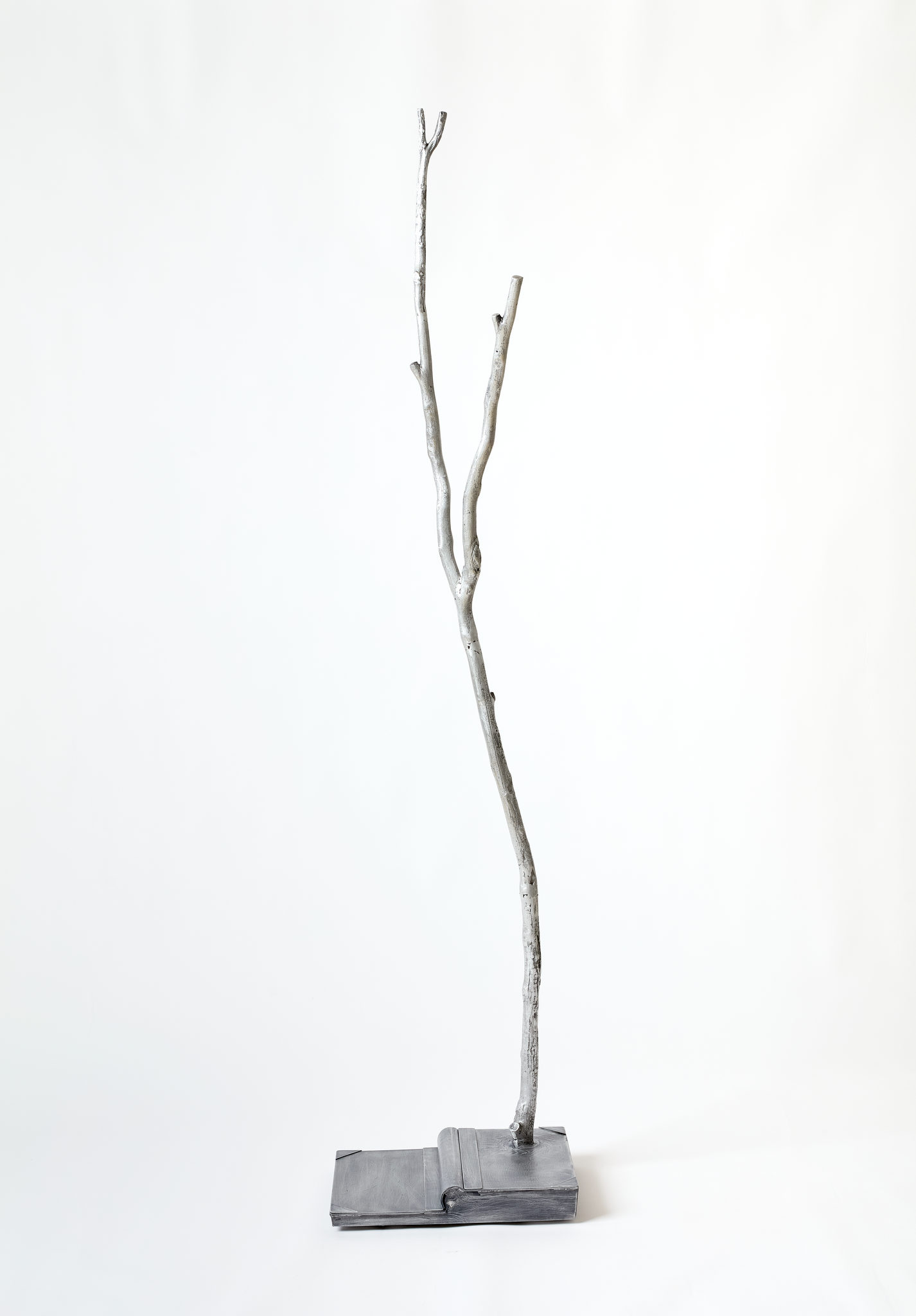 Anne Neil, The keeper of stories, 2024, cast aluminium and aluminium plate, 190 x 42 x 34cm (1)