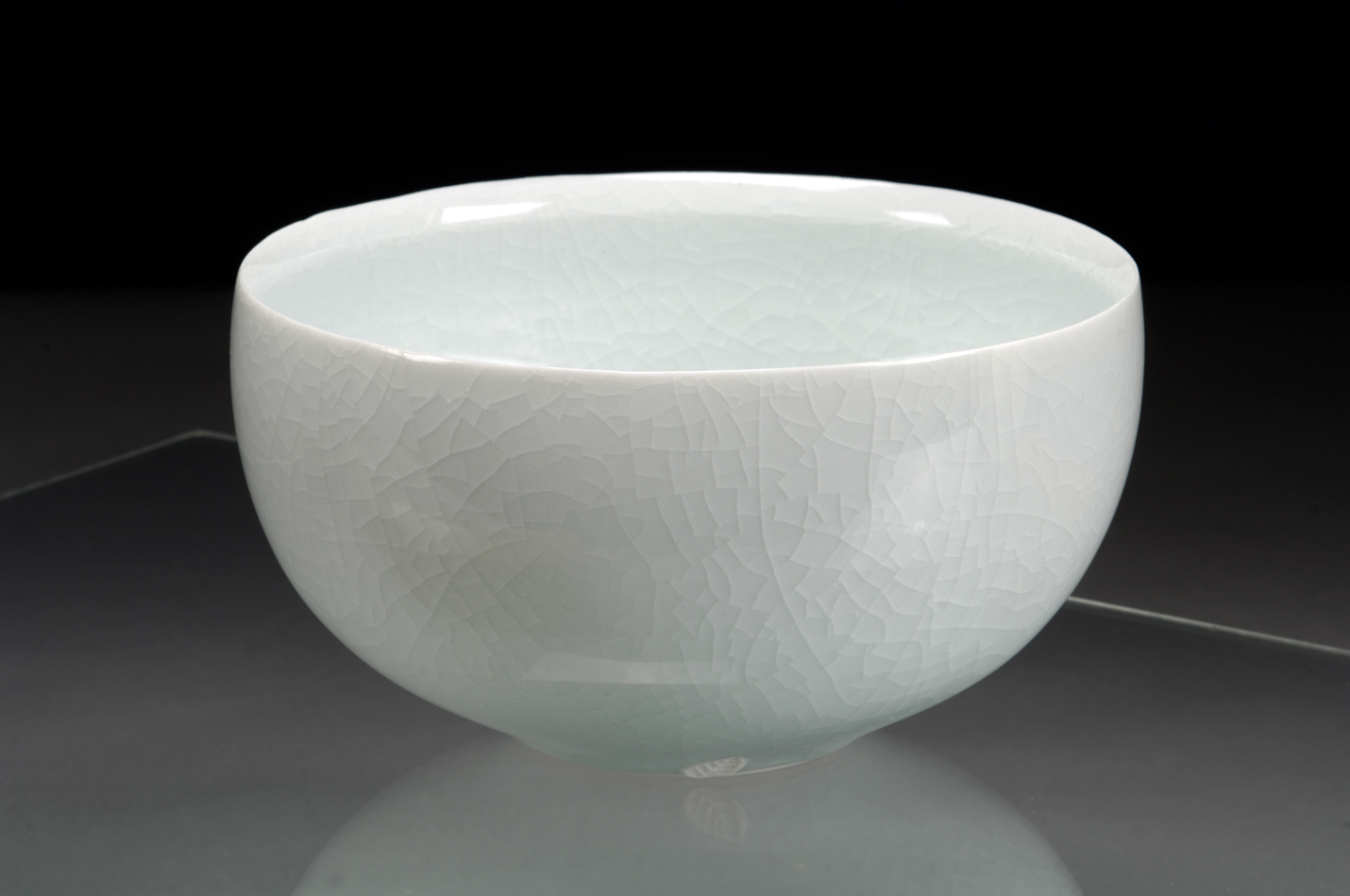Sandra Black, Crackle Edge Bowl, 2007, Southern Ice porcelain with pale blue reduction fired crackle glaze, 6 x 20cm. Photo Victor France