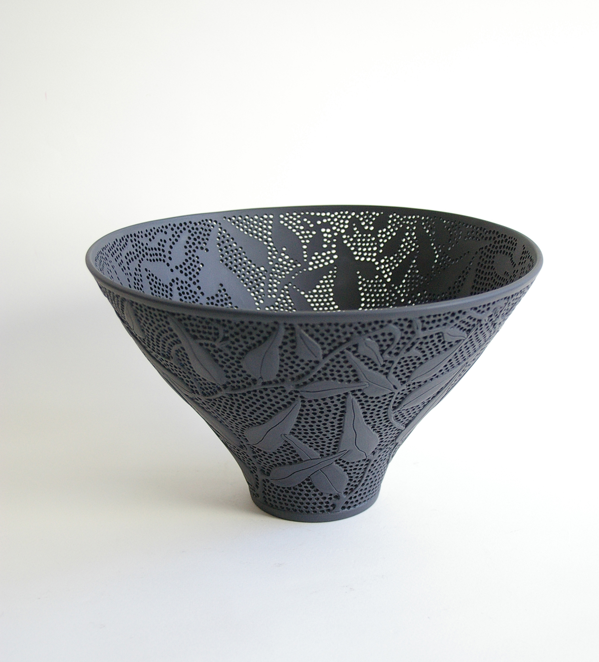 Sandra Black, Hardenbergia 2, 2013, Ebony porcelain, 26 x 15.3cm, Photo Victor France