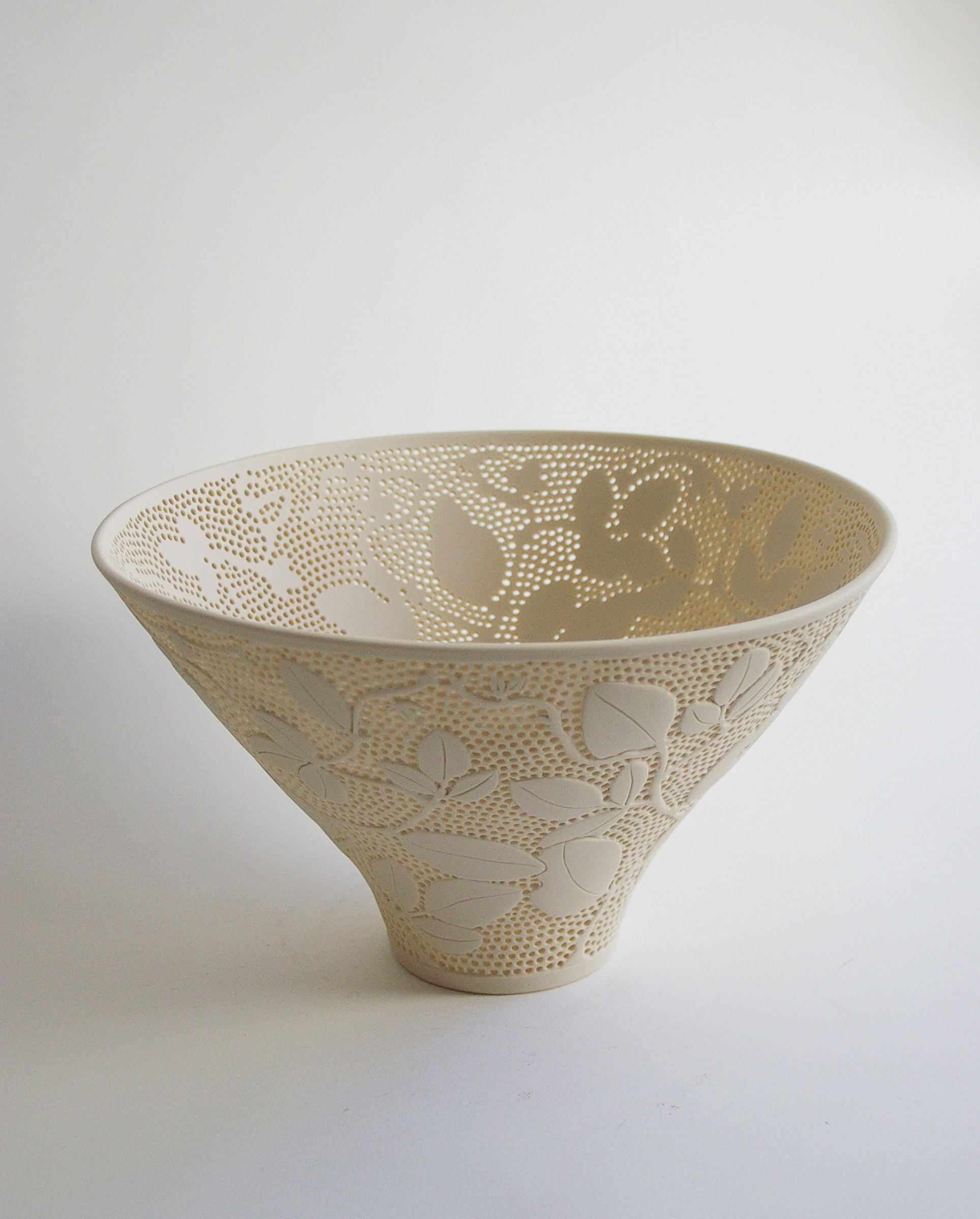 Sandra Black, Kennedia, 2011, Seeley's porcelain, 15 x 25.5cm. Photo Victor France