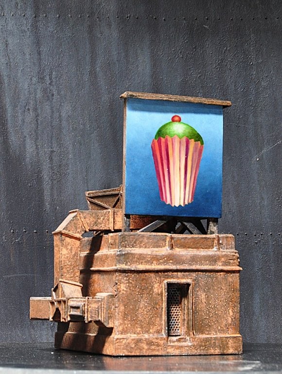 Stuart Elliott, Riskhaus, 2024, wood, oil and acrylic paint, 29 x 27 x 20cm (1)