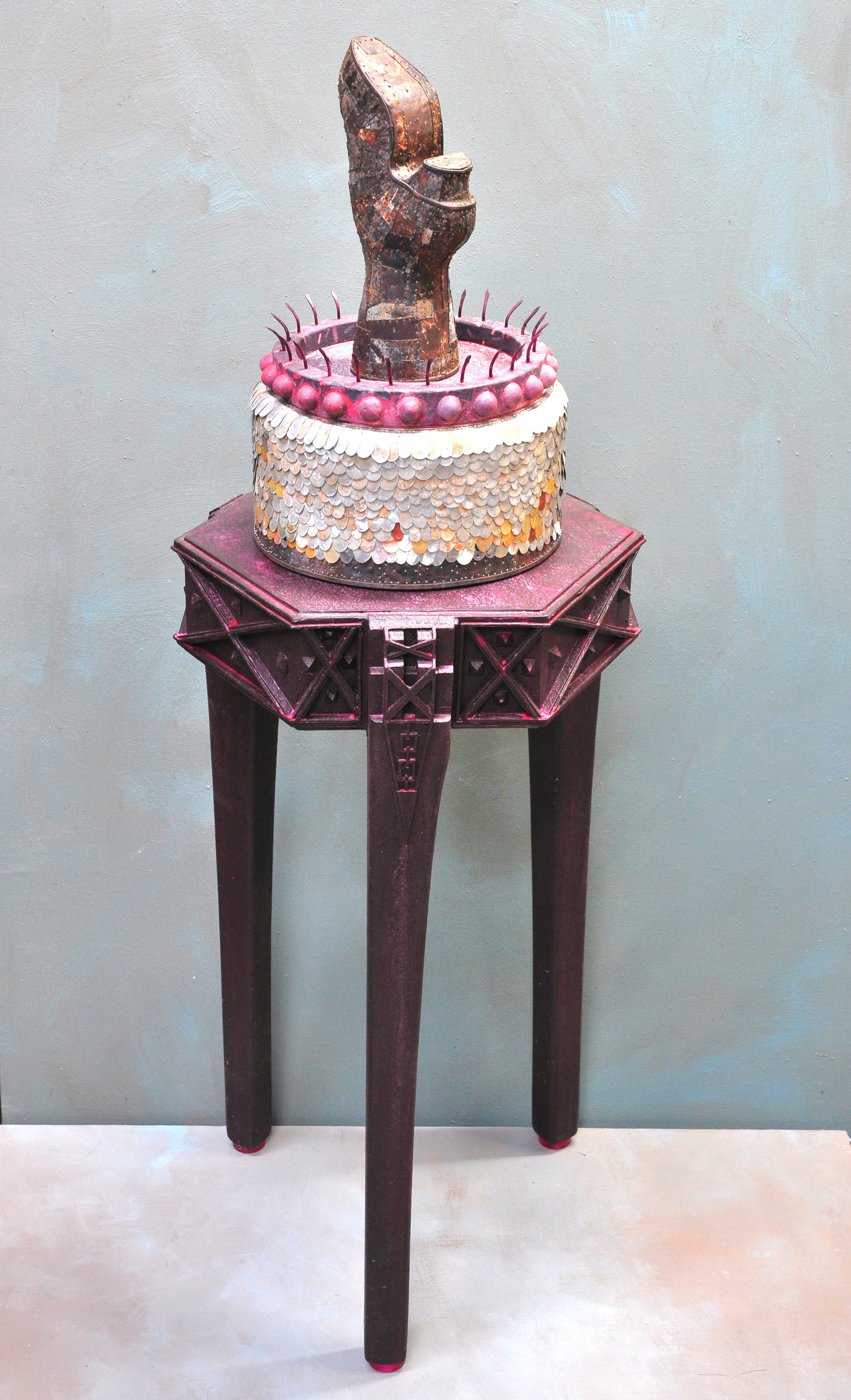 Stuart Elliott, Cin, 2025, painted wood, steel and aluminium, 140 x 40 x 40cm